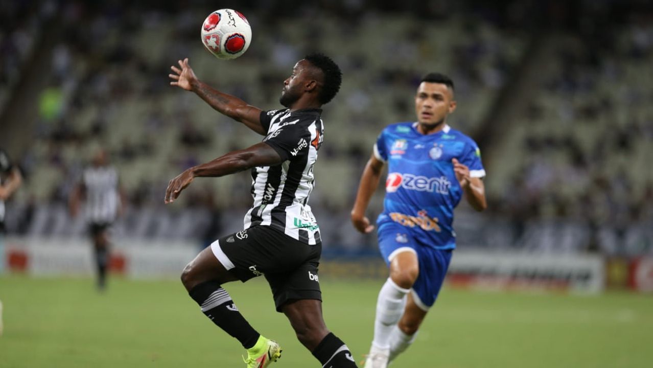 Mendoza, do Ceará, domina bola em jogo contra Iguatu
