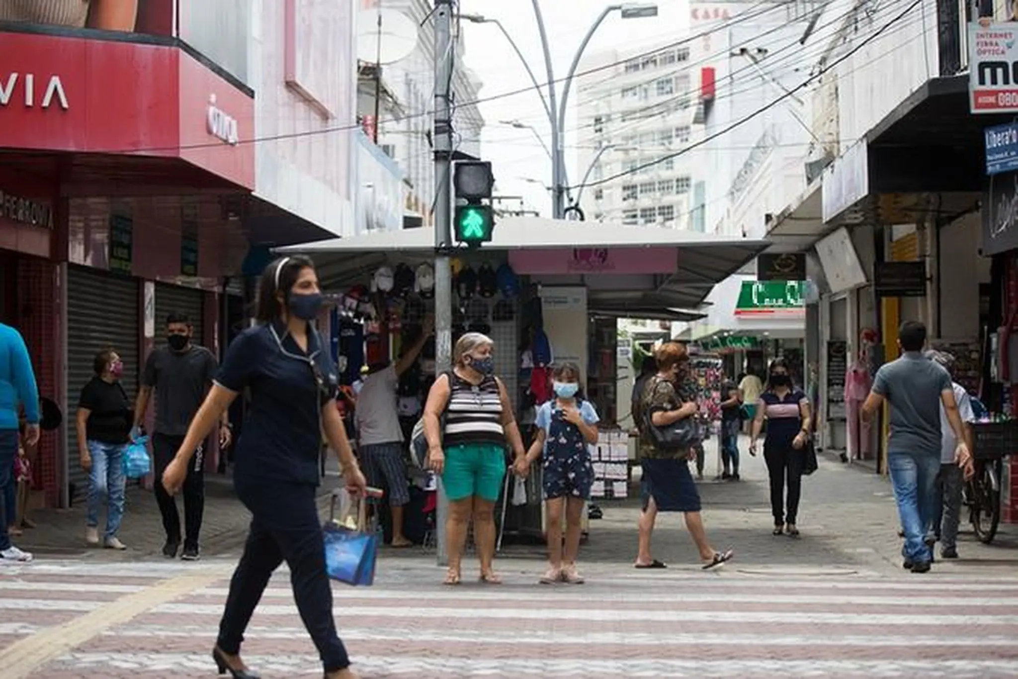 Pessoas andando no centro de Fortaleza