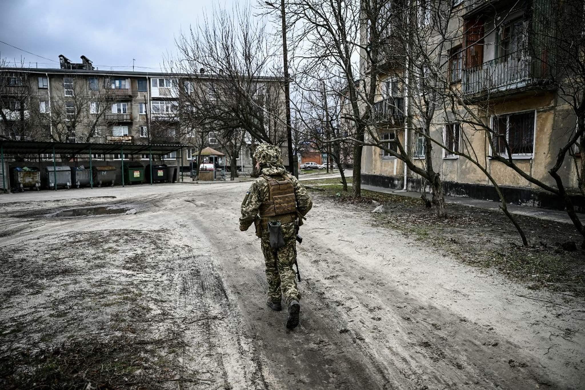 Um soldado do exército ucraniano caminha na cidade de Schastia, perto da cidade de Lugansk, no leste da Ucrânia, em 22 de fevereiro de 2022, um dia depois que a Rússia reconheceu as repúblicas separatistas do leste da Ucrânia e ordenou que o exército russo enviasse tropas para lá como 