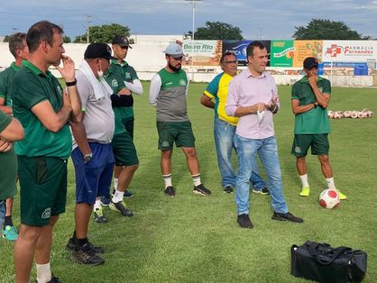 Jogadores do Icasa e o novo diretor de futebol, Fabiano Rodrigues