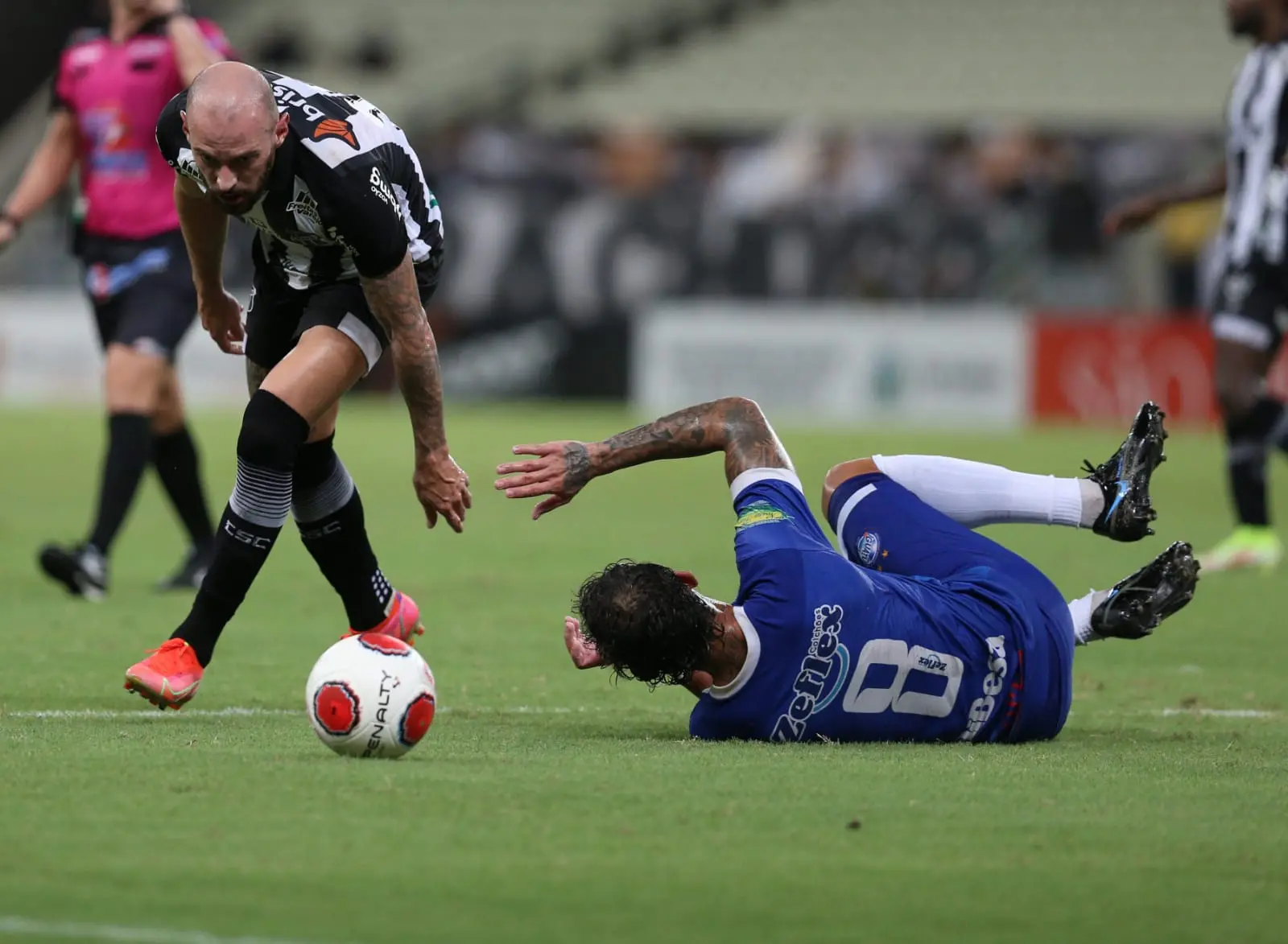 Marlon disputa bola com jogador do Iguatu