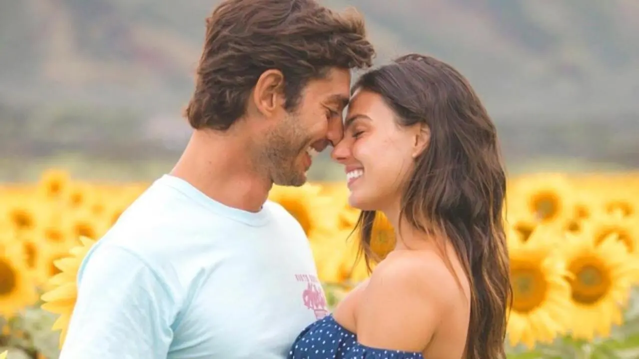 Isis Valverde e André Rezende em um campo de girassóis