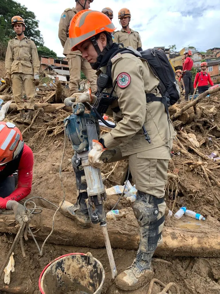 capitã cearense ajuda nos resgates em Petrópolis
