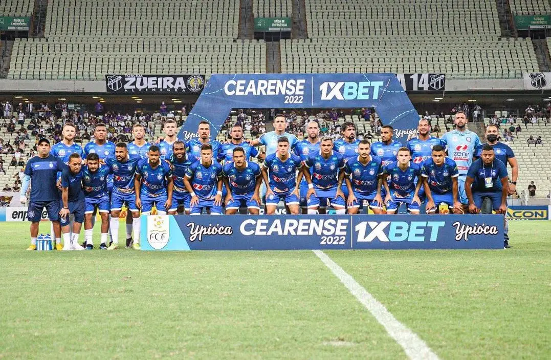 Imagem mostra jogadores de futebol perfilados para foto.