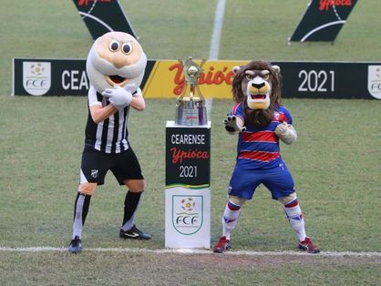Mascotes de Ceará e Fortaleza ao lado do troféu do Campeonato Cearense 2021