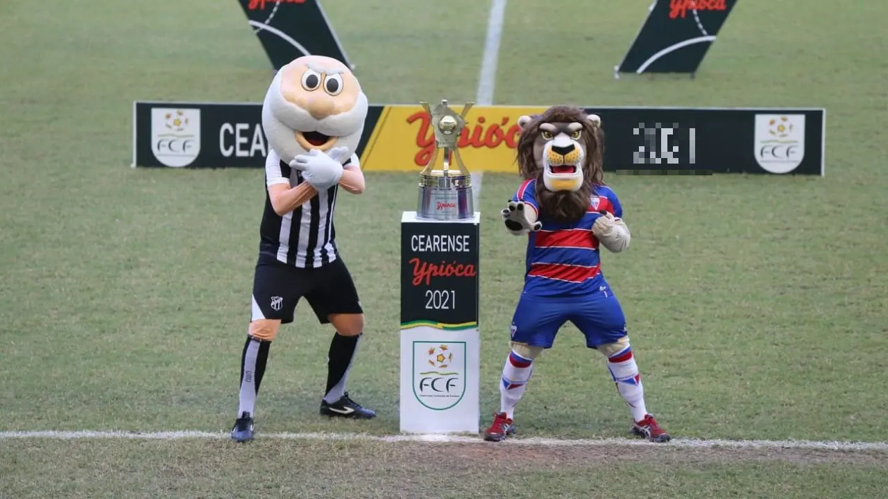 Mascotes de Ceará e Fortaleza ao lado do troféu do Campeonato Cearense 2021