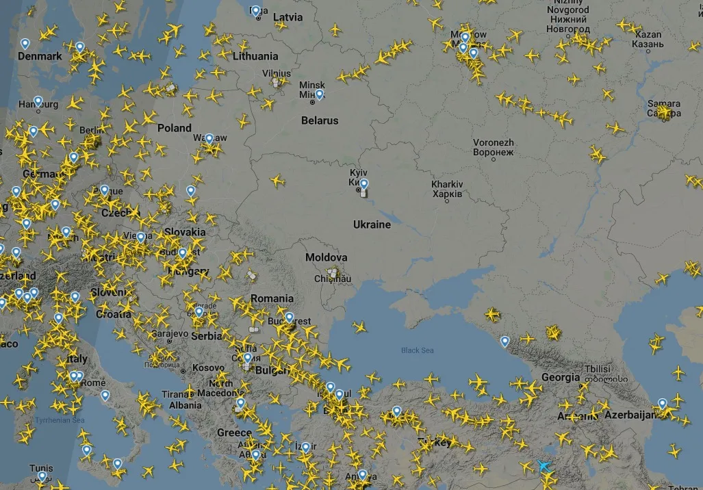 Imagens do espaço aéreo da Ucrânia durante ofensiva da Rússia registra desvio de voos sobre os países