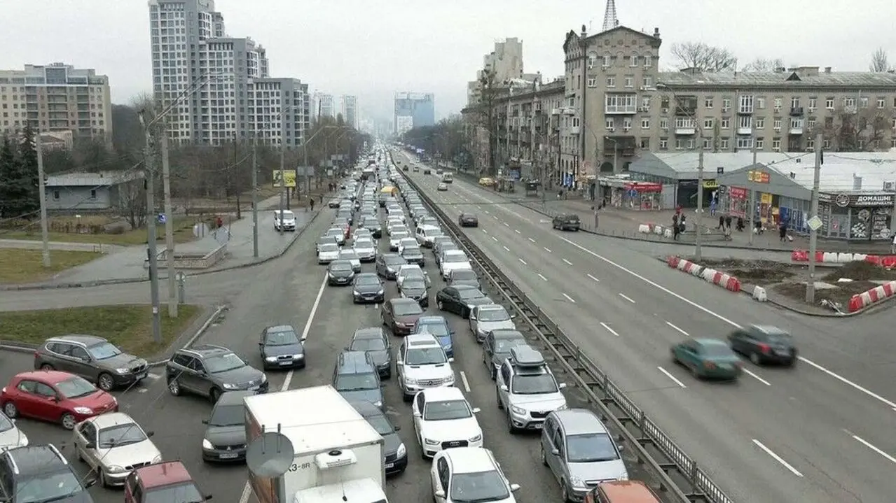 Kiev, capital da Ucrânia, lotada de carros que buscam fugir da cidade