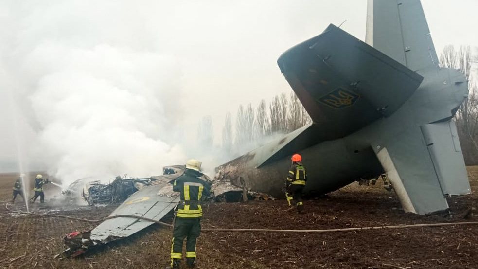 avião cai em kiev