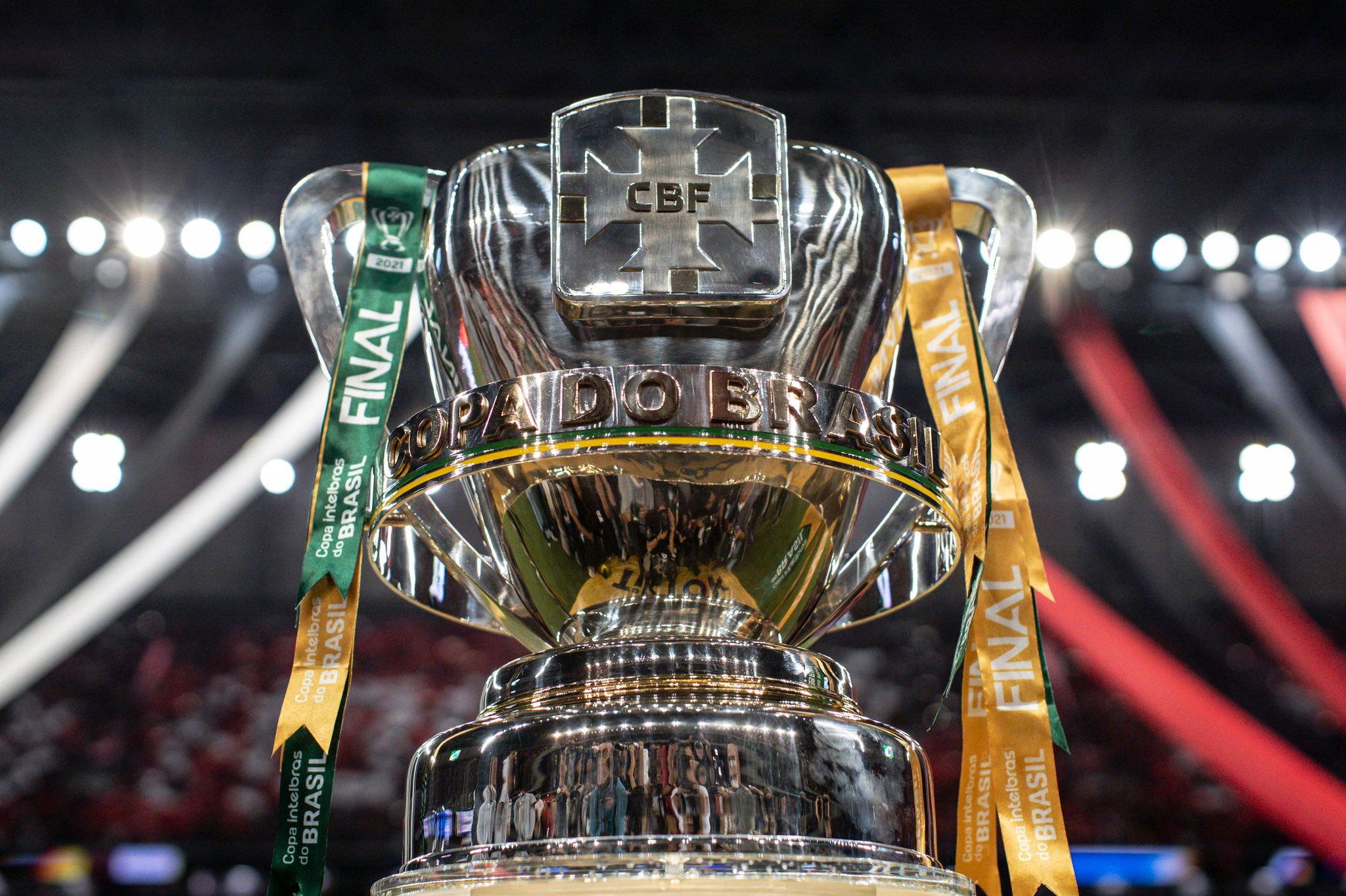 Taça da Copa do Brasil em plano aberto