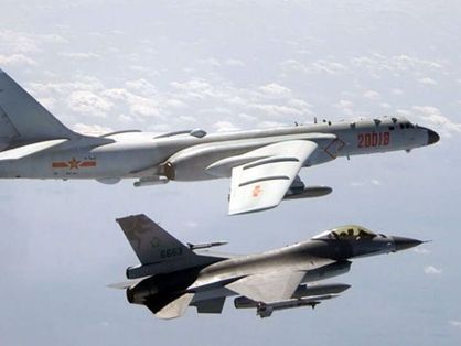 Caça F-16 de Taiwan ao lado de bombardeiro chinês H6 em fevereiro de 2020