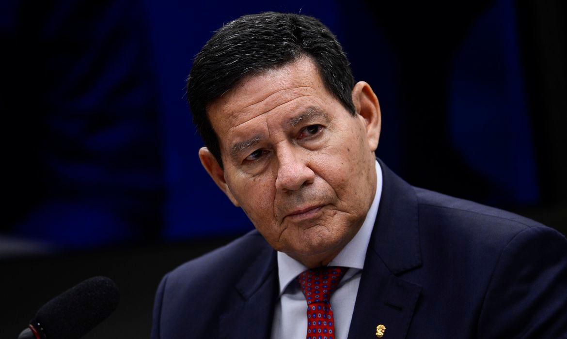 O vice-presidente do Brasil Hamilton Mourão com o semblante sério.