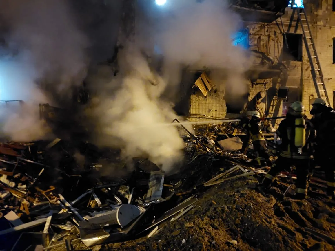 Bombeiros extinguem incêndio em prédio residencial do subúrbio de Kiev