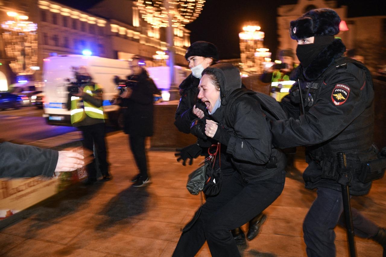 Protestante é levada por policiais russos após protesto contrário à guerra.