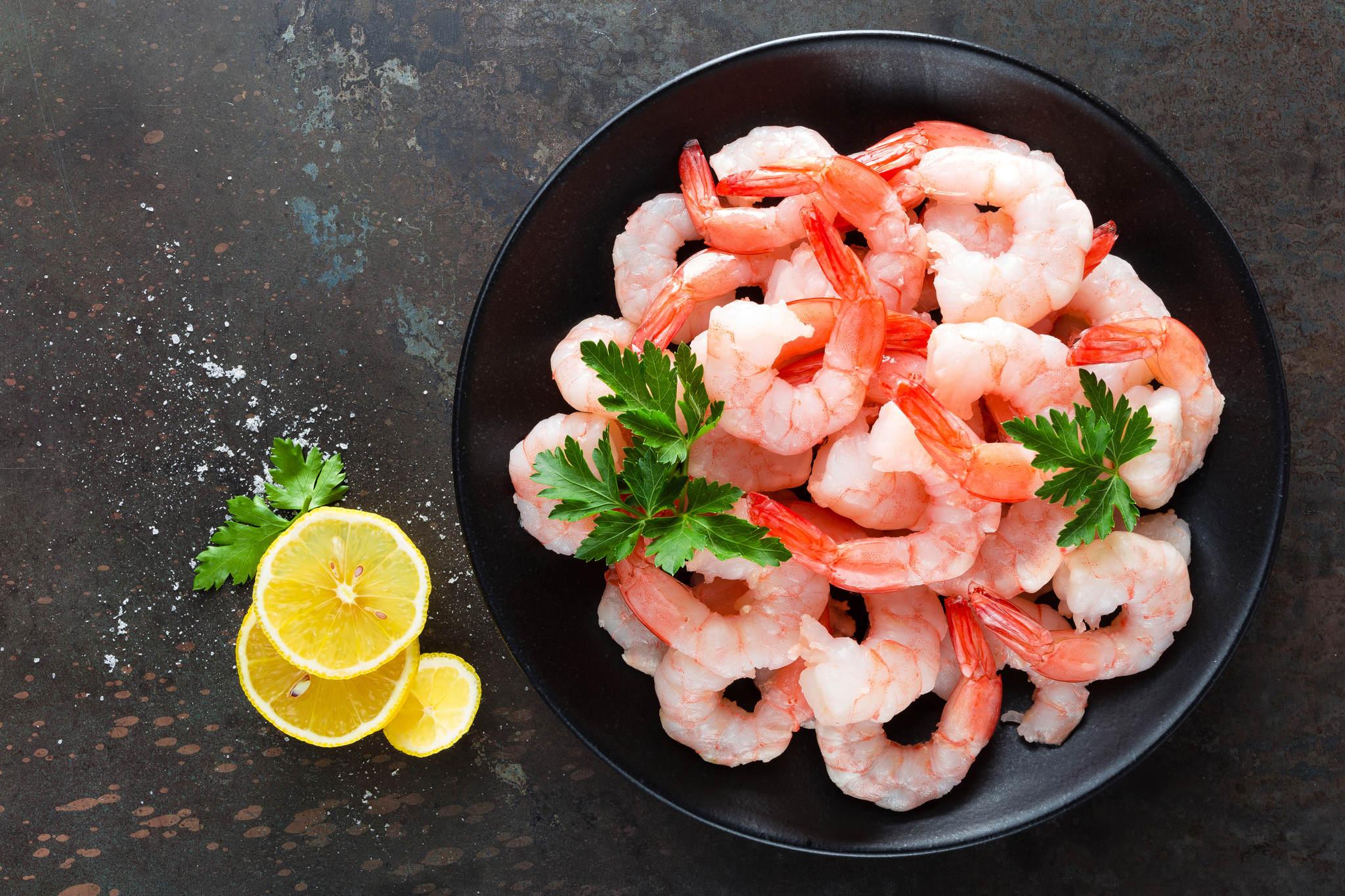 Tigela com camarão fresco
