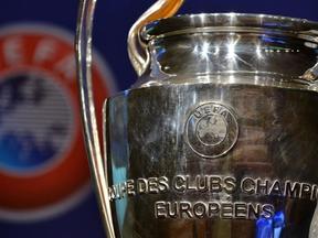 Taça da Champions League em plano detalhe
