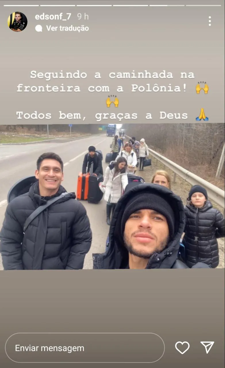 Grupo faz registro enquanto caminhava para a fronteira com a Polônia.
