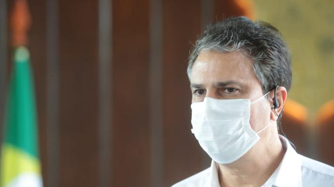 A imagem mostra o governador Camilo Santana de máscara e de perfil