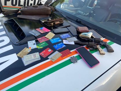 Armas de fogo, R$ 2.900 em dinheiro, celulares e carteiras apreendidos