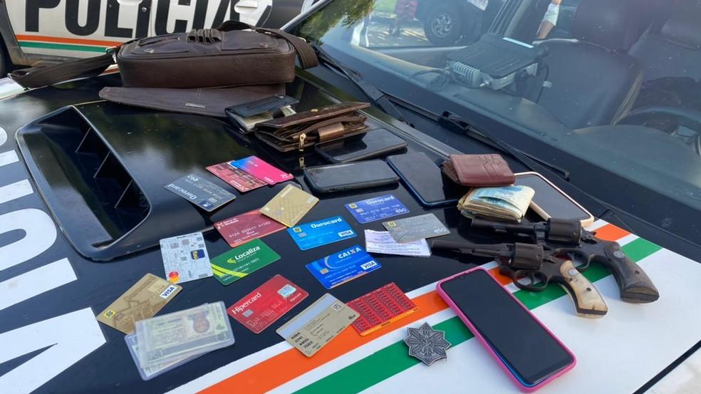 Armas de fogo, R$ 2.900 em dinheiro, celulares e carteiras apreendidos