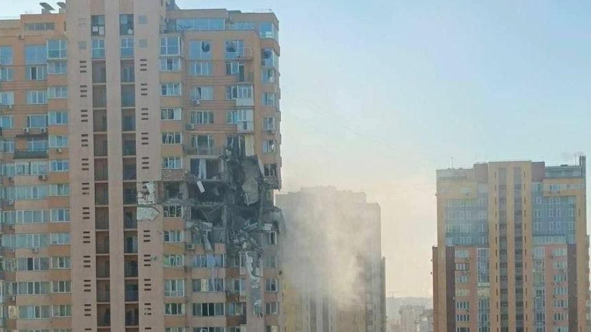 Prédio residencial é atingido em Kiev