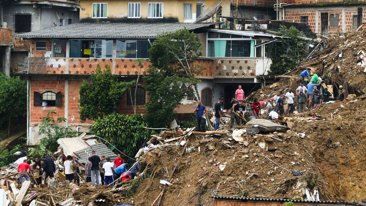 Imagem de destroços de imóveis após deslizamento de terra em Petrópolis causado por temporal em 15 de fevereiro de 2022