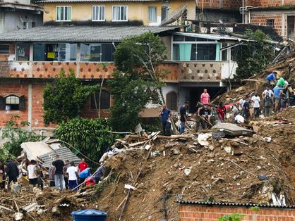 Imagem de destroços de imóveis após deslizamento de terra em Petrópolis causado por temporal em 15 de fevereiro de 2022