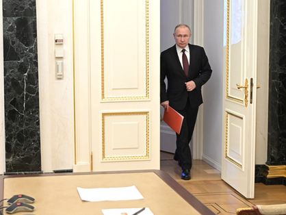 Putin participou de reunião com os líderes militares russos neste domingo (27)
