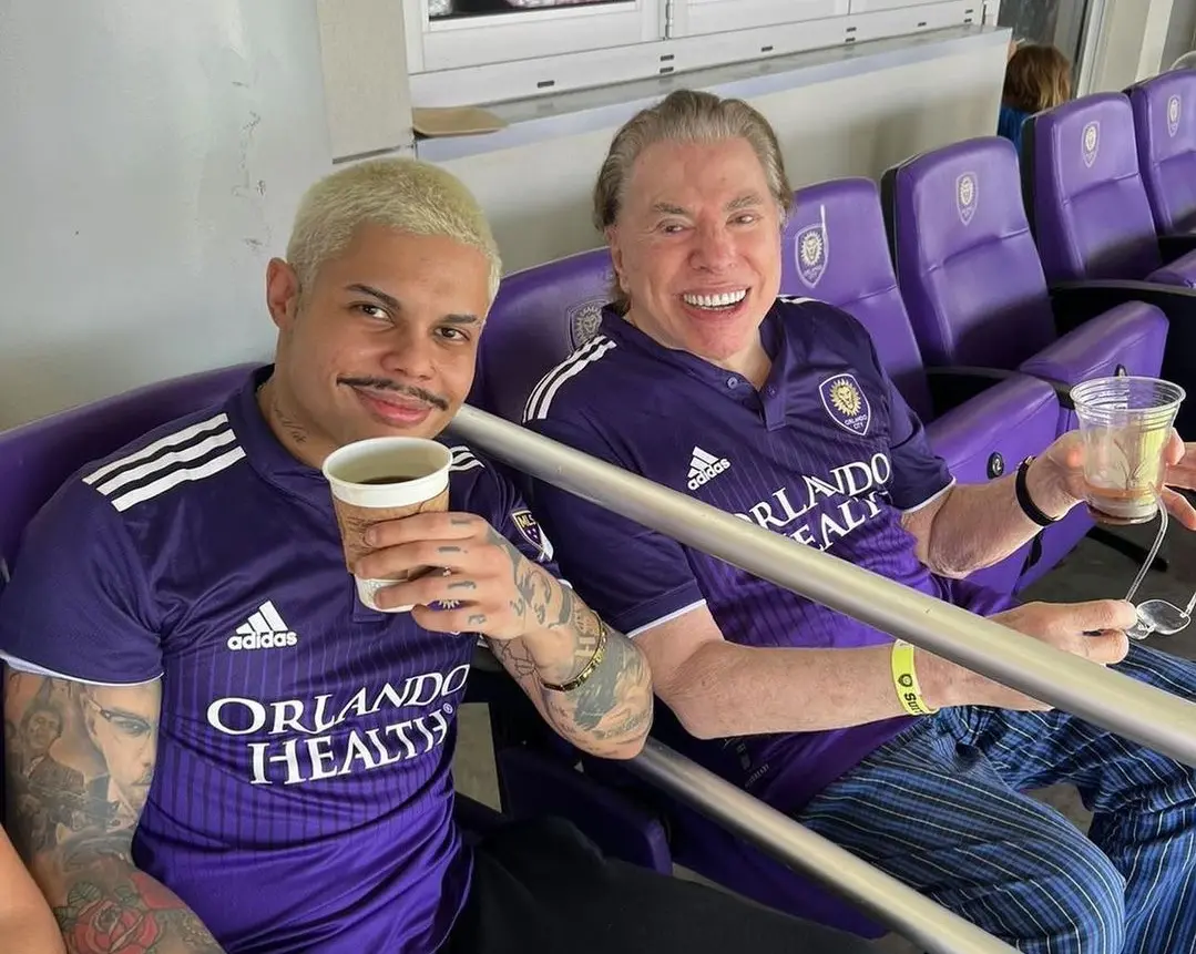 Silvio Santos ao lado de MC Lan