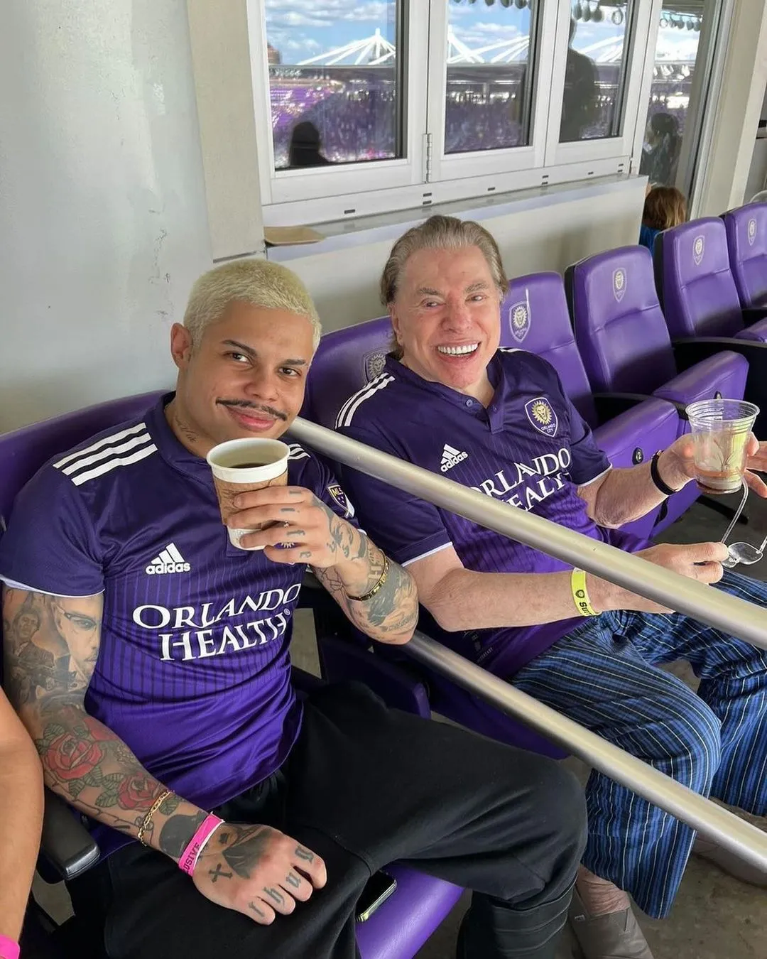Silvio Santos ao lado de MC Lan