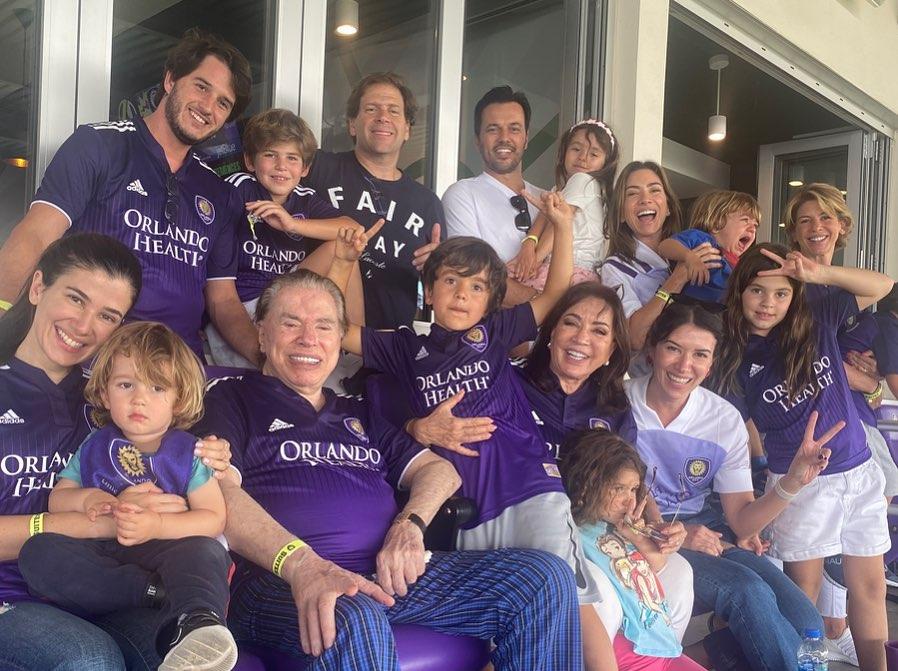 Silvio Santos assiste jogo de futebol com família em Orlando e encontra MC  Lan - Zoeira - Diário do Nordeste