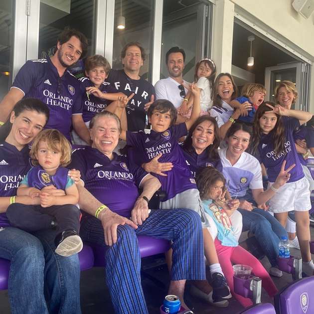 Silvio Santos assiste jogo de futebol com família em Orlando e encontra MC  Lan - Zoeira - Diário do Nordeste