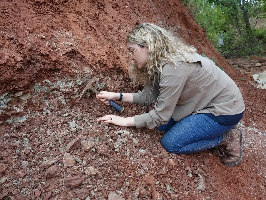 Paleontóloga cearense Flaviana Lima escava rocha no município de Brejo Santo