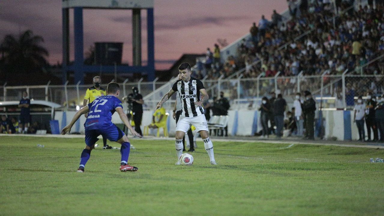 Atleta do Ceará disputa bola com um jogador do Iguatu