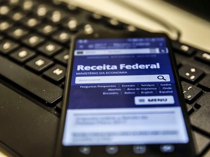 Celular aberto na home do site da Receita Federal