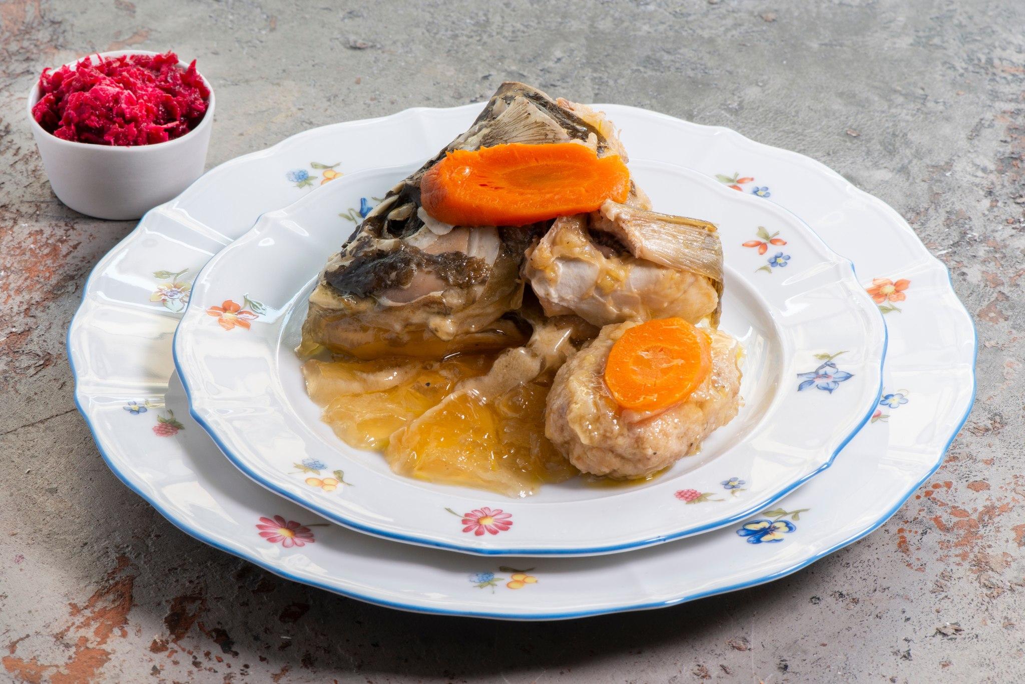 Prato com peixe e cenoura cozidos