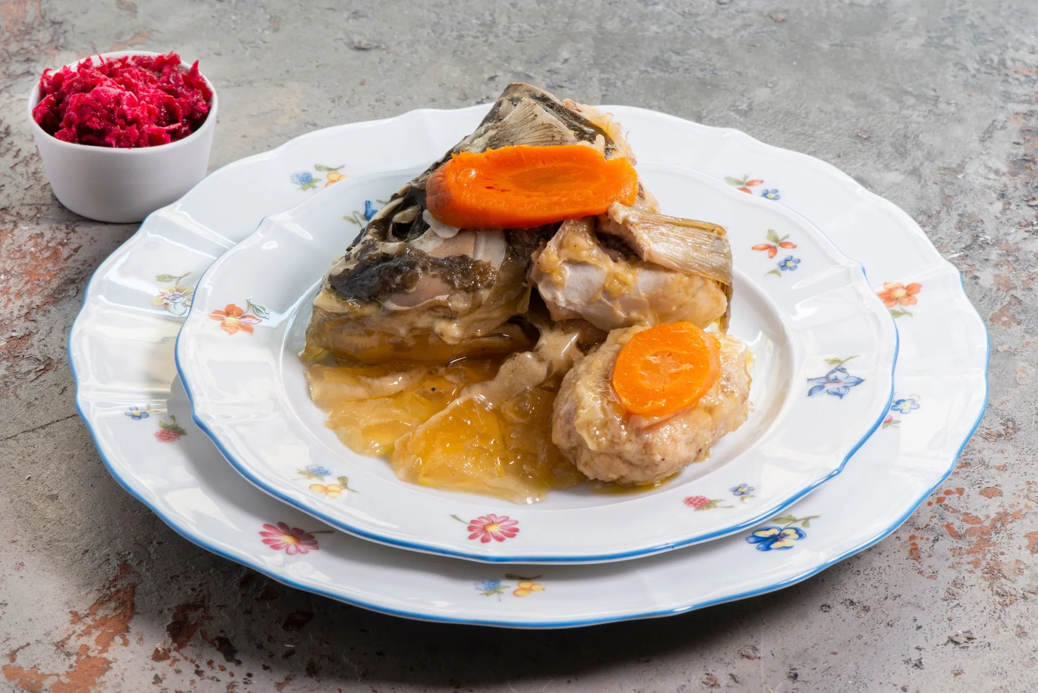 Servir a salada de peixe acompanhada de maionese pode ser uma opção saborosa