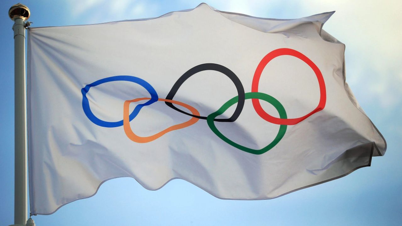 Imagem mostra bandeira hasteada.