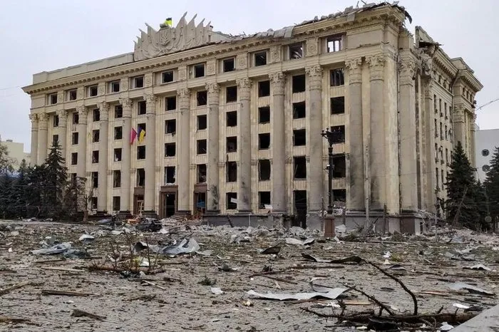 Prédio público do governo local foi atingido por bombas da Rússia