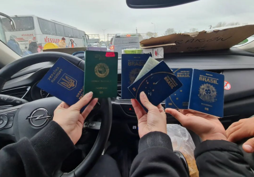 Brasileiros conseguem fugir da Ucrânia e tiram foto dentro de carro dos passaportes
