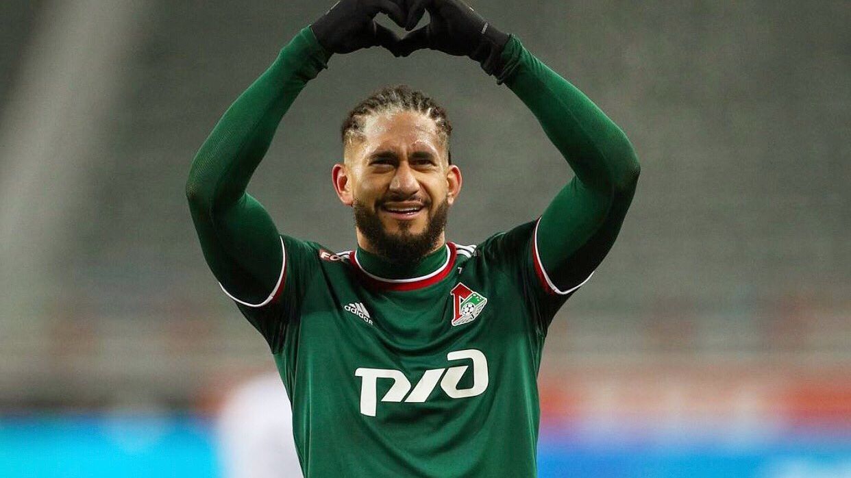 Pablo faz sinal de coração para a torcida do Lokomotiv