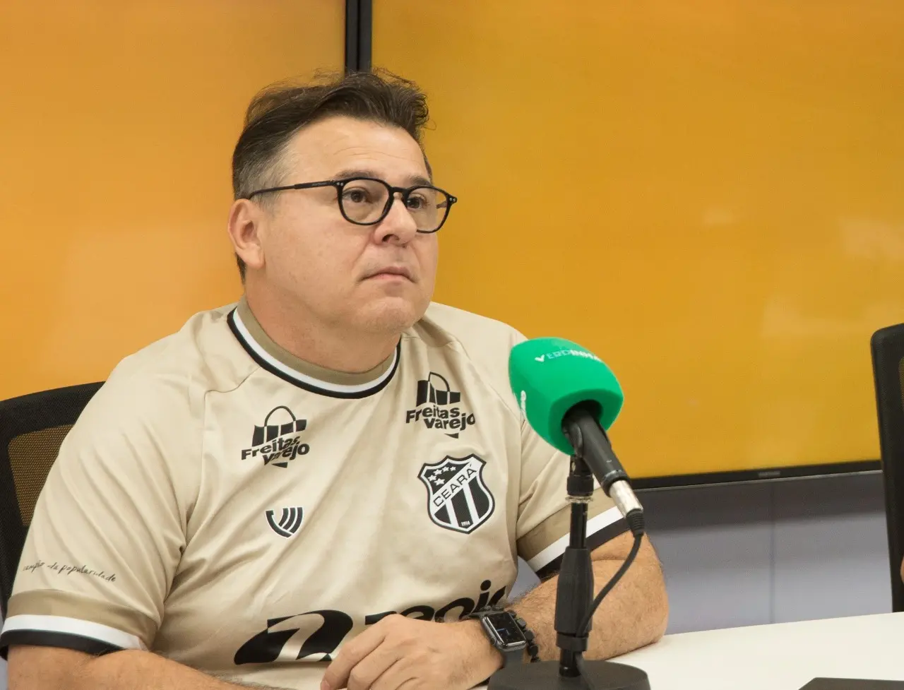 Robinson de Castro sorri em coletiva de imprensa