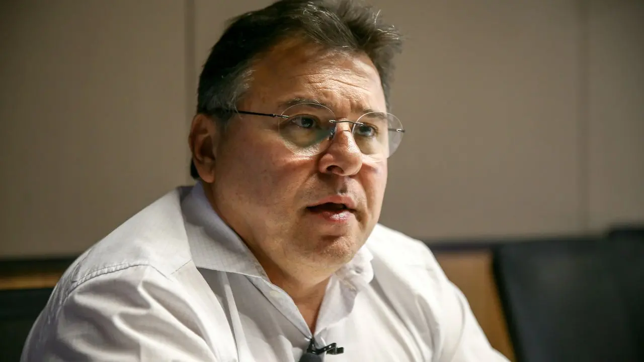 Robinson de Castro, presidente do Ceará, com semblante sério em coletiva