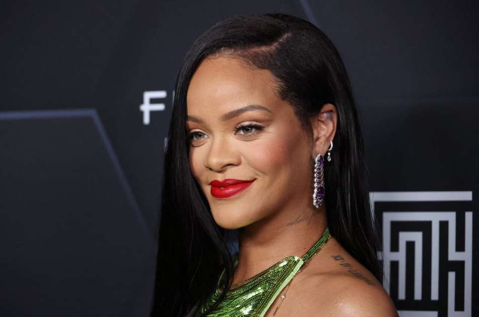 Grávida, Rihanna exibe barriga com roupa transparente em desfile de moda em  Paris - Zoeira - Diário do Nordeste
