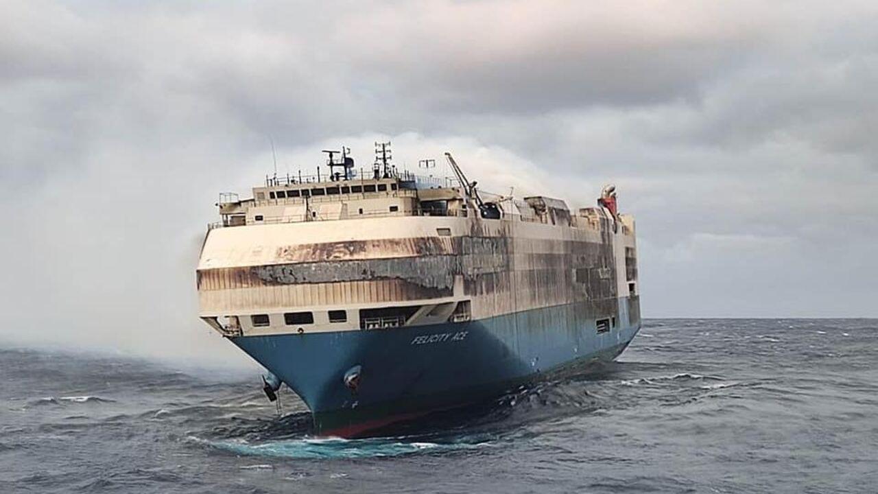 Navio Que Pegou Fogo Com Carros De Luxo Afunda No Oceano Atl ntico 