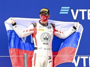 Nikita Mazepin exibe bandeira da Rússia em pódio da Fórmula 1