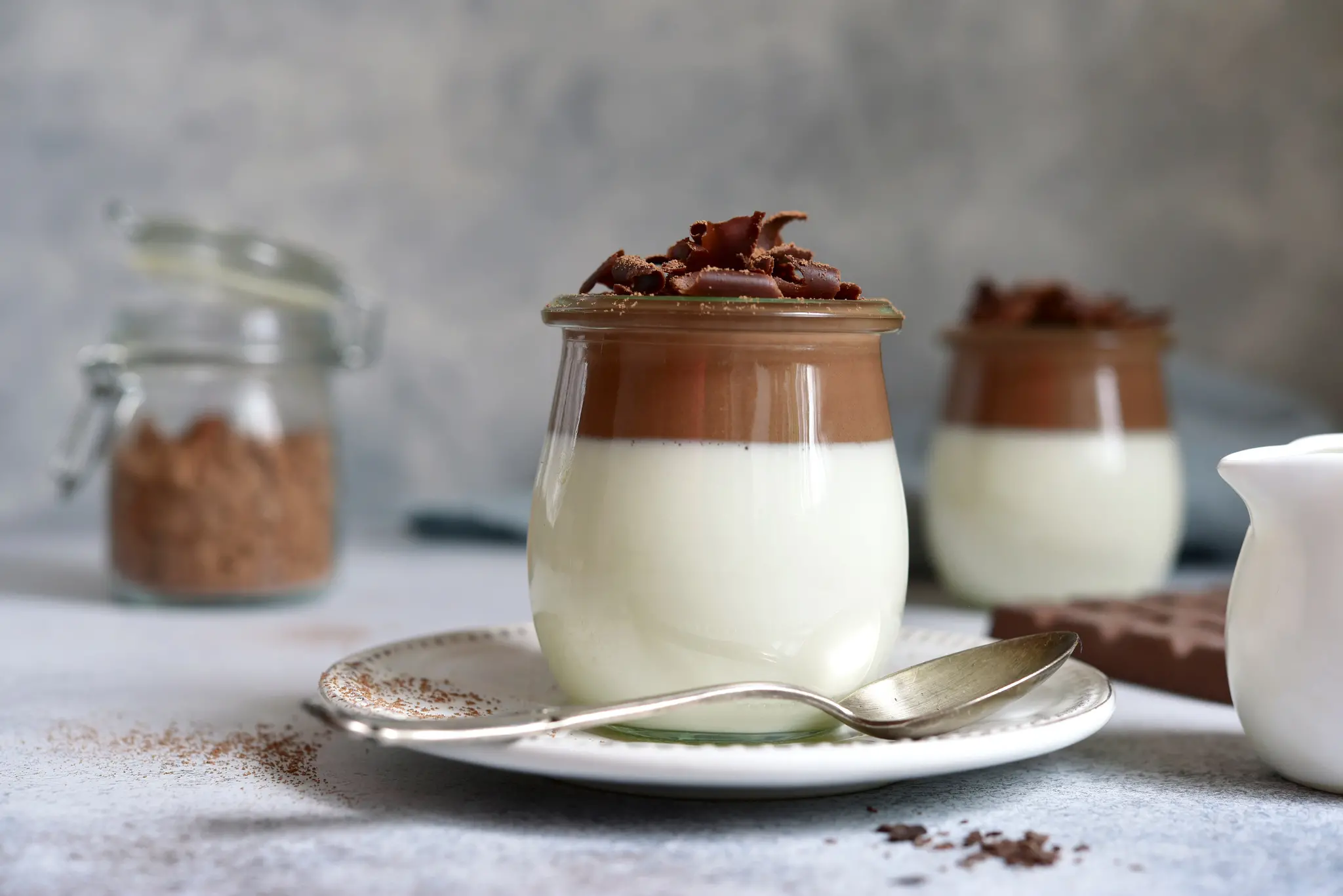 Creme de baunilha com chocolate em copos