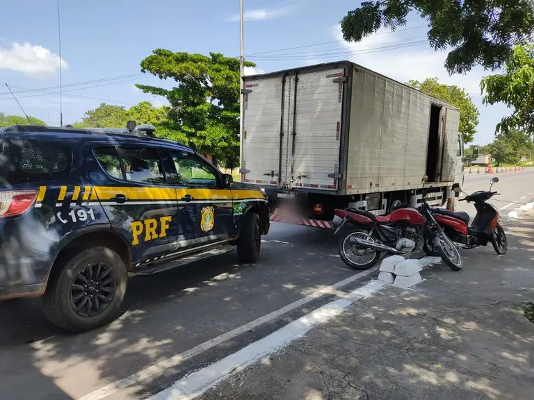 Caminhão parado pela PRF