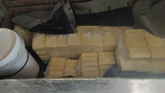 Carga de queijo foi encontrada debaixo de uma lona plástica em espaço não refrigerado