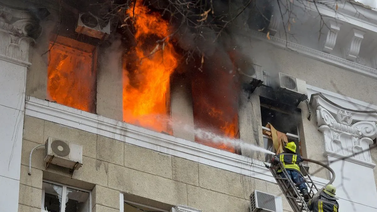 Bombeiros trabalham para conter um incêndio no complexo de edifícios que abriga o serviço de segurança regional em Kharkiv